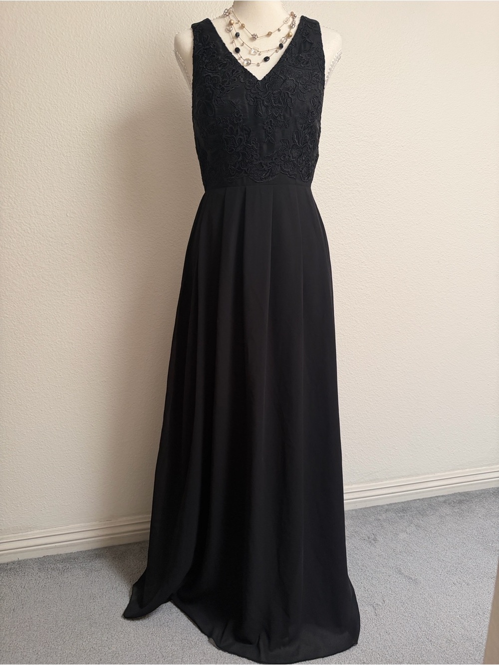 Elegant Black V-Neck Evening Dress with Lace Bodice